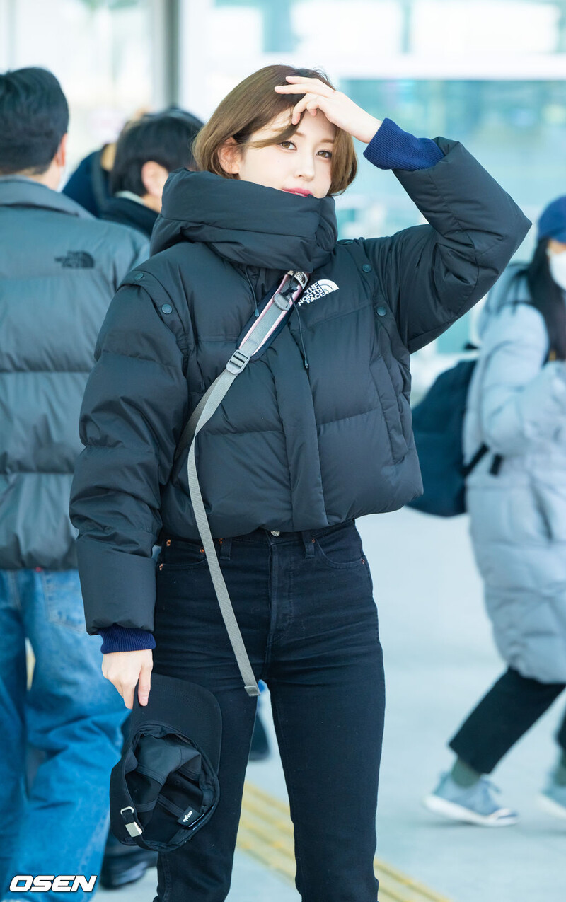 250102 Jeon Somi at Incheon Airport documents 16