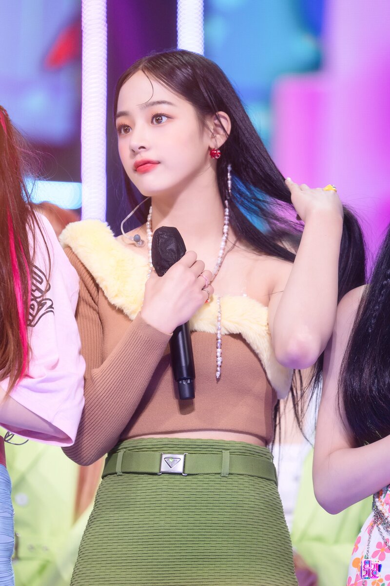 220821 NewJeans Minji - 'Attention' at Inkigayo documents 23