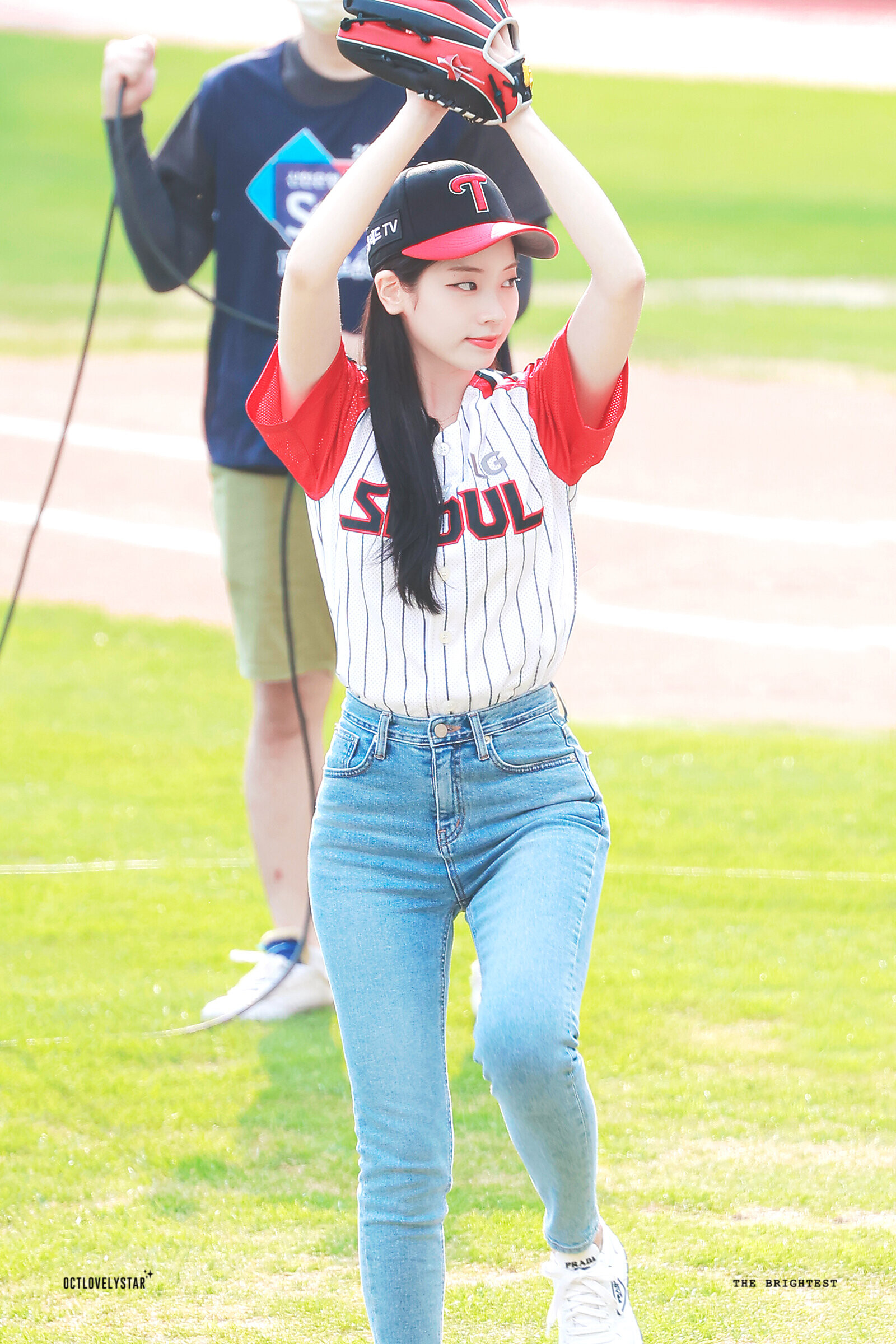 Dahyun LG Twins first pitch @dahhyunnee @twicetagram #TWICE