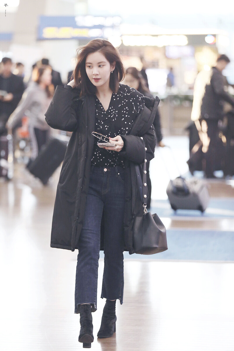 171204 Girls' Generation Seohyun at Incheon Airport documents 6