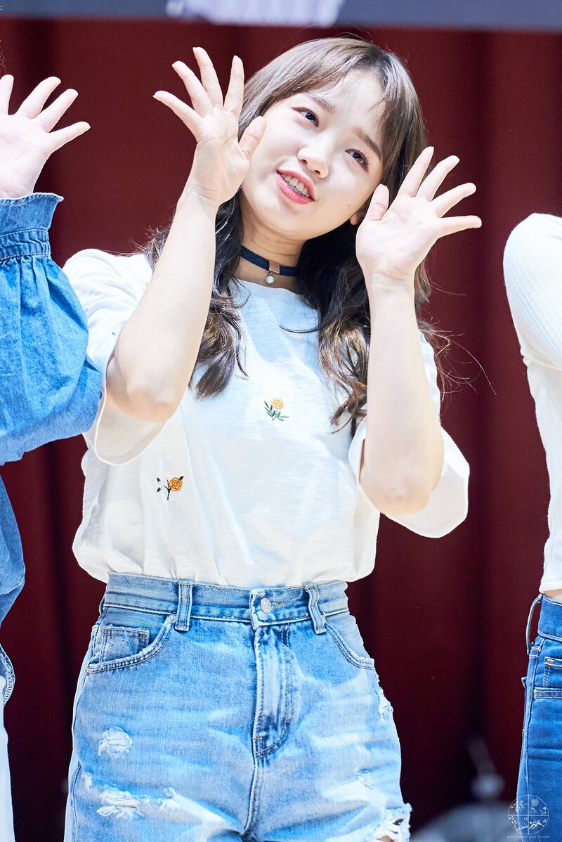 180429 Weki Meki Yoojung at Hongdae 'Lucky' Fansign documents 2