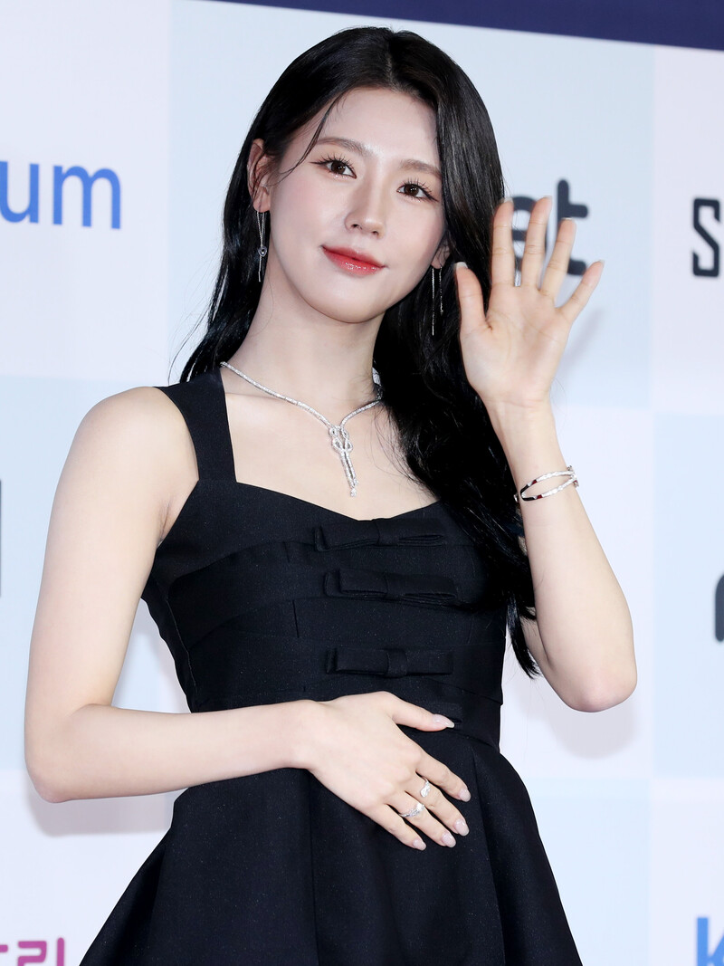 230218 (G)I-DLE Miyeon - 'Circle Chart Music Awards 2022' Red Carpet documents 1