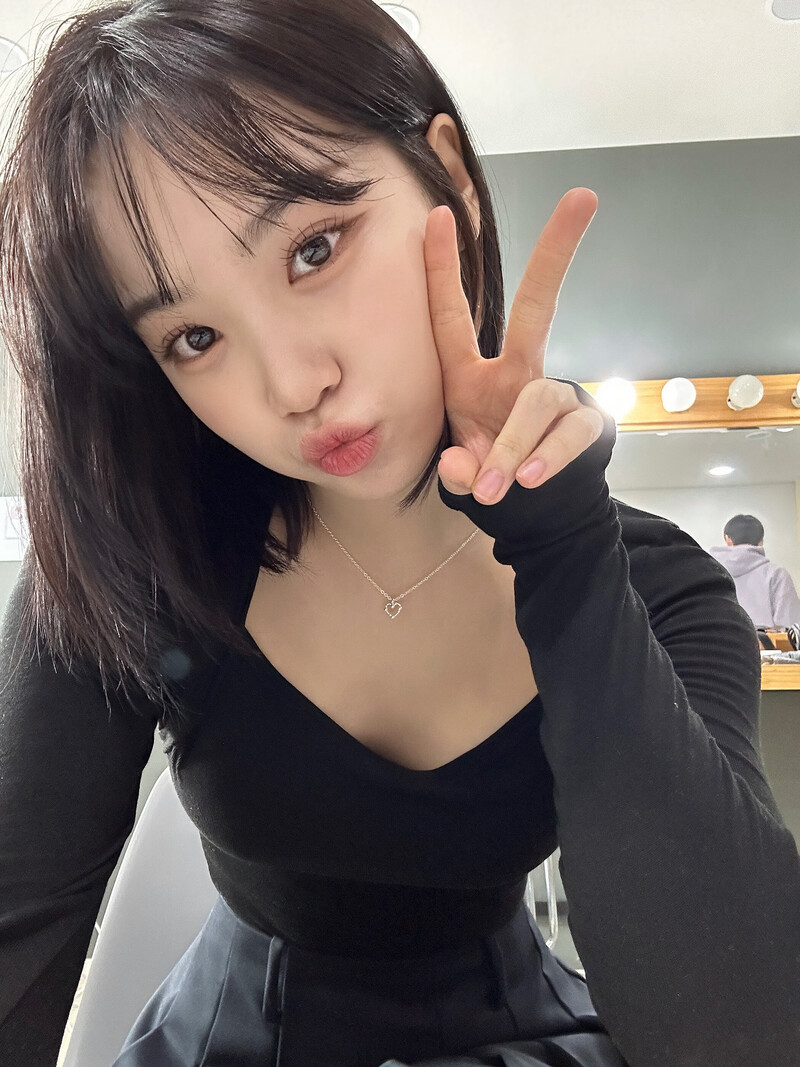 230503 LE SSERAFIM Weverse Update - Chaewon documents 4