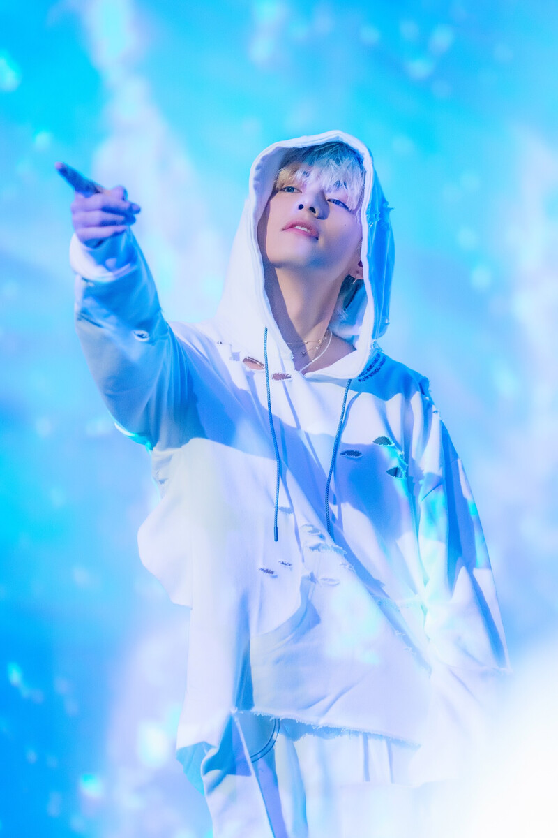 230910 BTS V - 'Slow Dancing' at Inkigayo documents 3