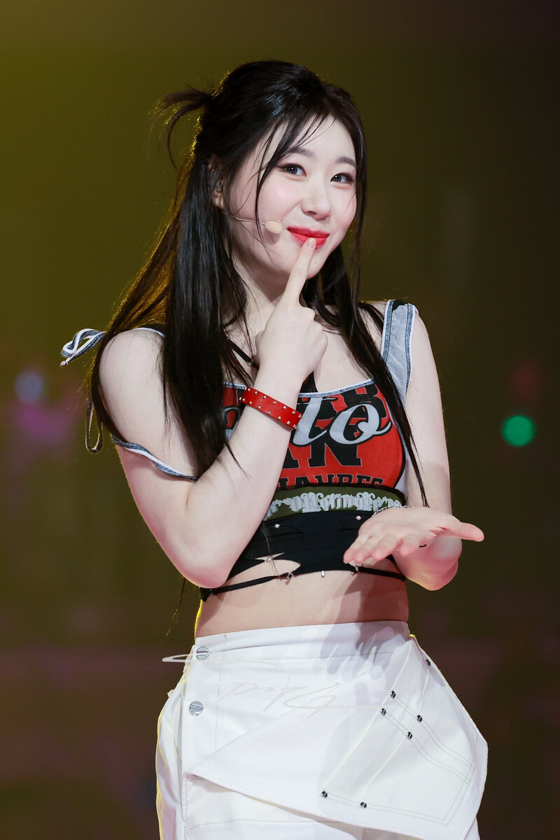 240602 ITZY Chaeryeong at K-Wave Concert Inkigayo documents 12