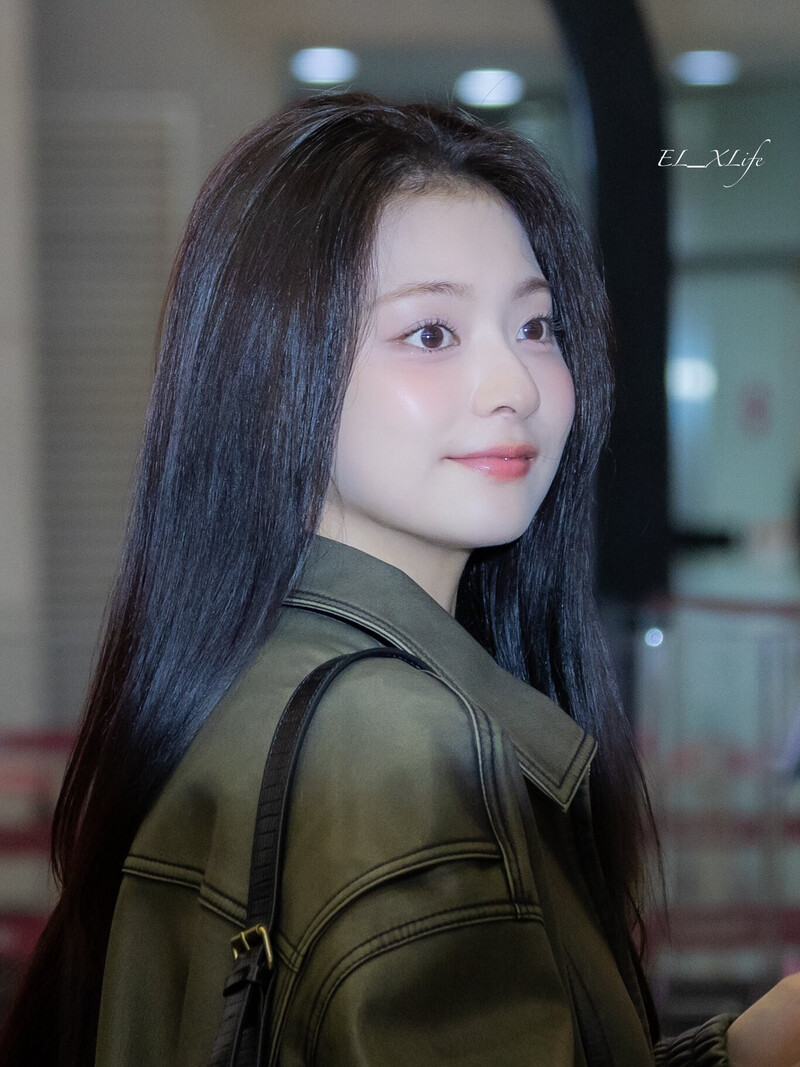 241109 fromis_9 Nagyung at Gimpo International Airport documents 3