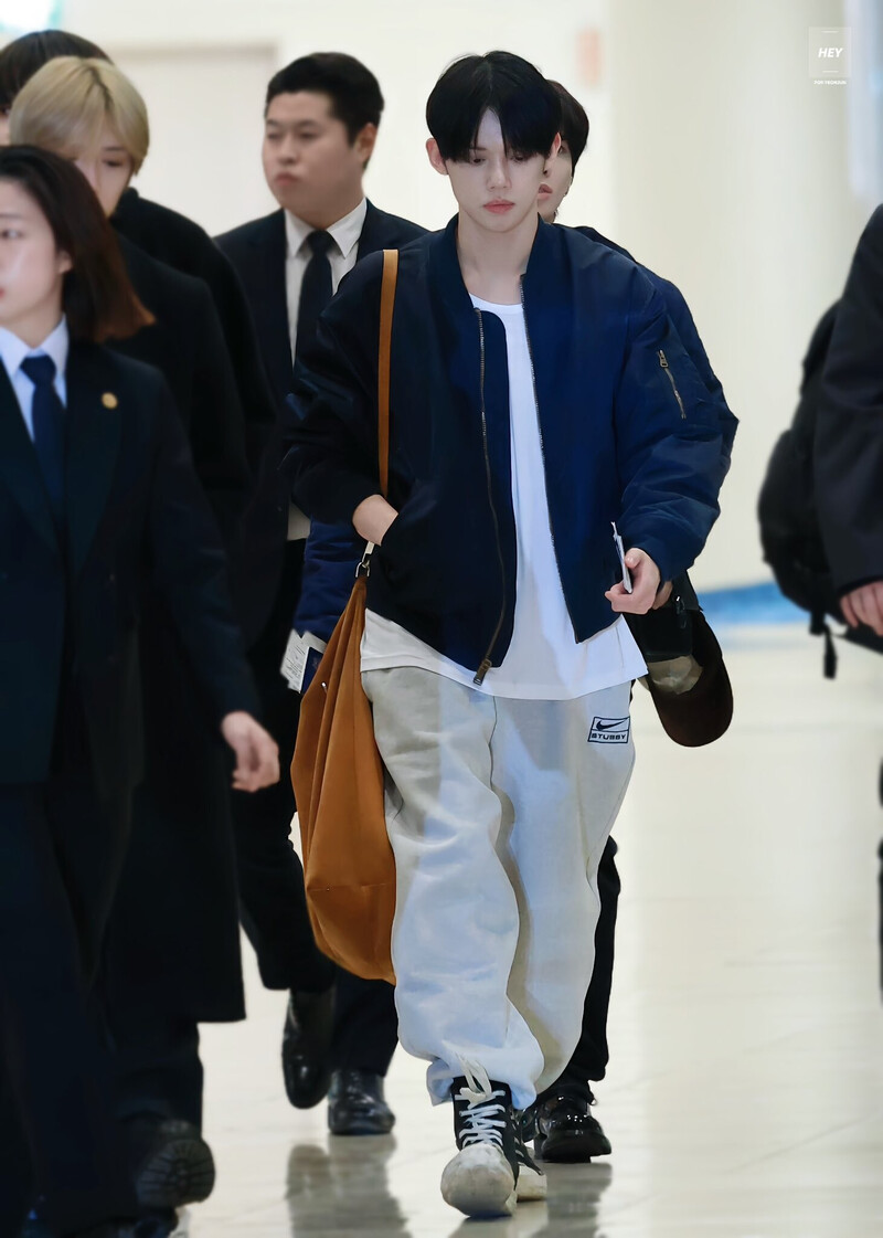 241110 TXT Yeonjun at Gimpo International Airport documents 9