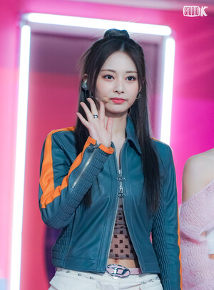 240222 - KBS Kpop Twitter Update with TZUYU - 'SET ME FREE' Music Bank Behind Photo