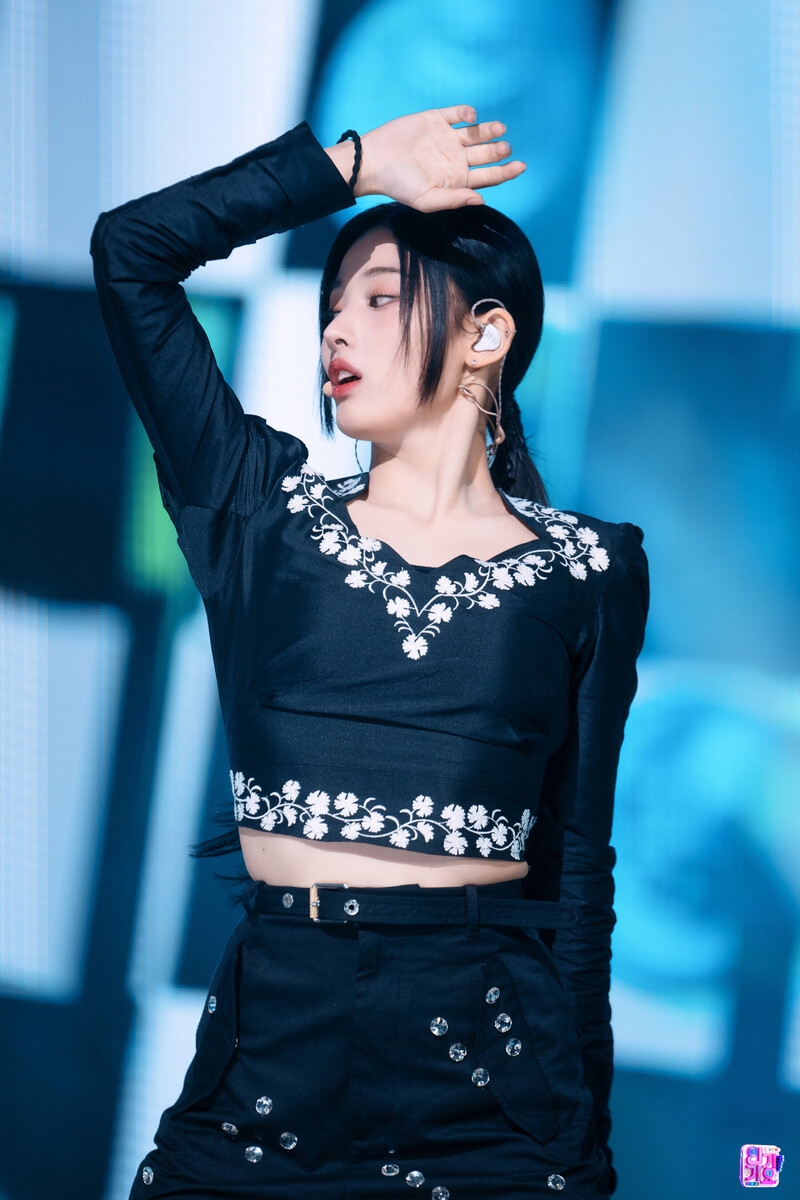 221009 NMIXX Jinni - 'DICE' at Inkigayo documents 2