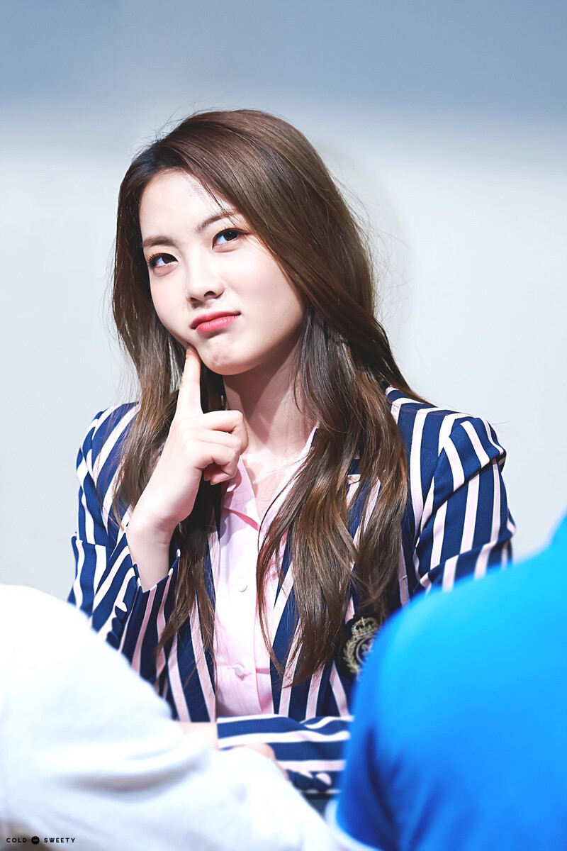 180401 Weki Meki Lucy at Songpa 'Lucky' Fansign documents 7