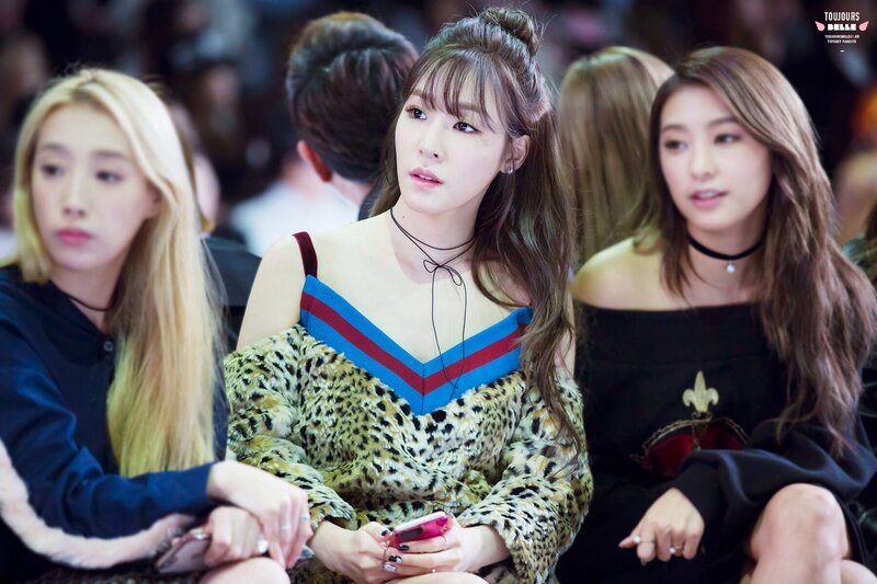 160324 Tiffany and SISTAR Bora at Seoul Fashion Week documents 5