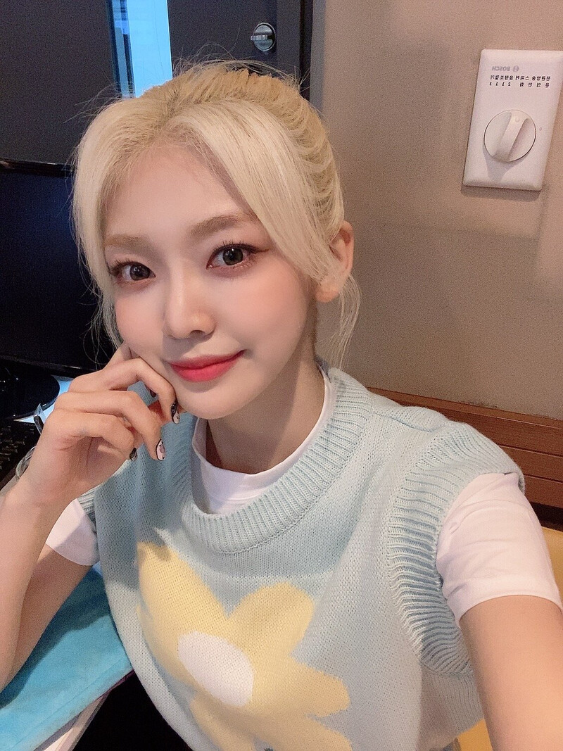 210527 EVERGLOW SNS Update - Onda & Sihyeon documents 4