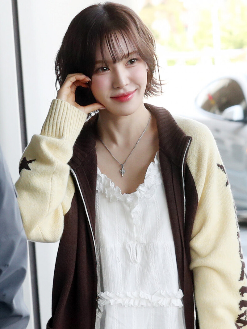 240510 Red Velvet Wendy at Gimpo International Airport documents 1