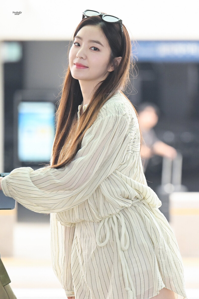 240712 Red Velvet Irene at Incheon International Airport documents 2