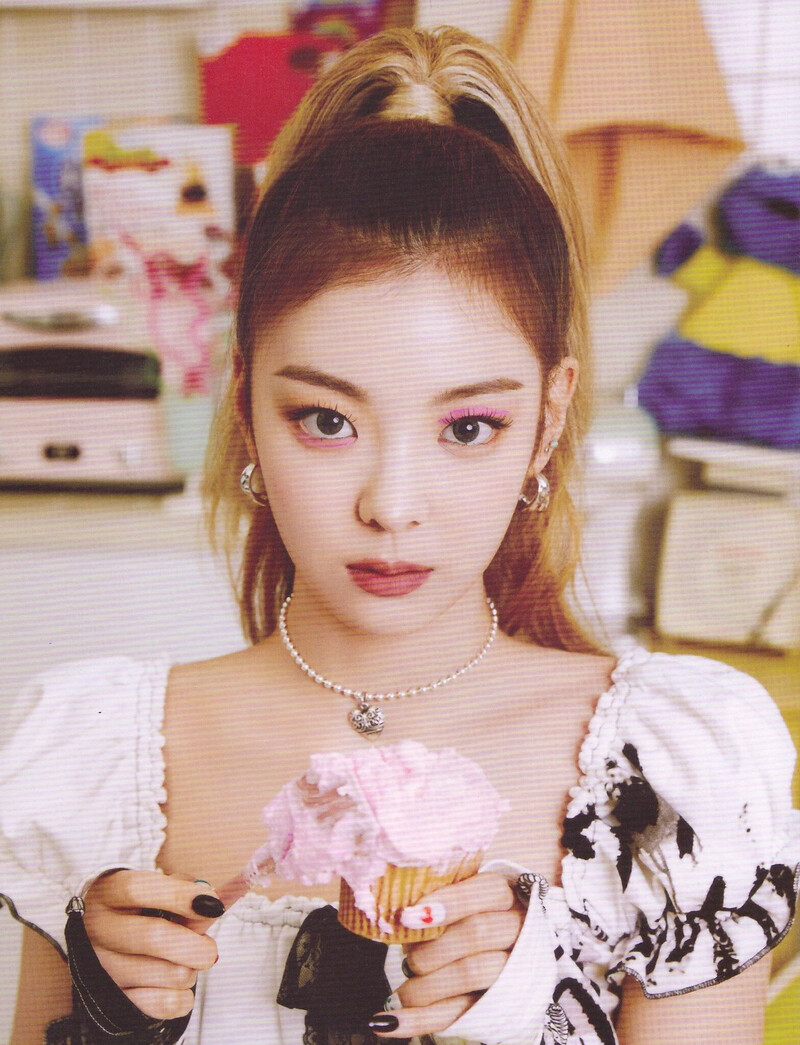 ITZY 'Crazy In Love' Album Scans documents 5