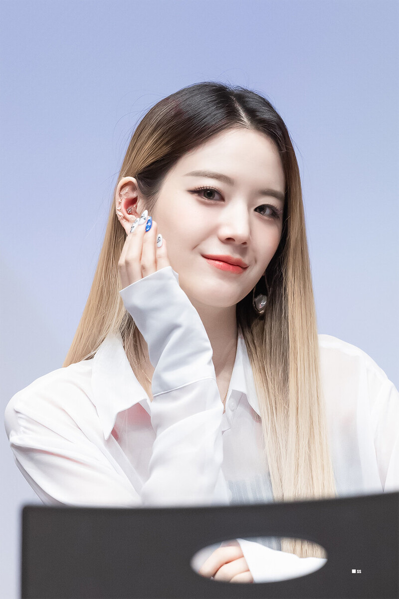 210523 fromis_9 Gyuri documents 11