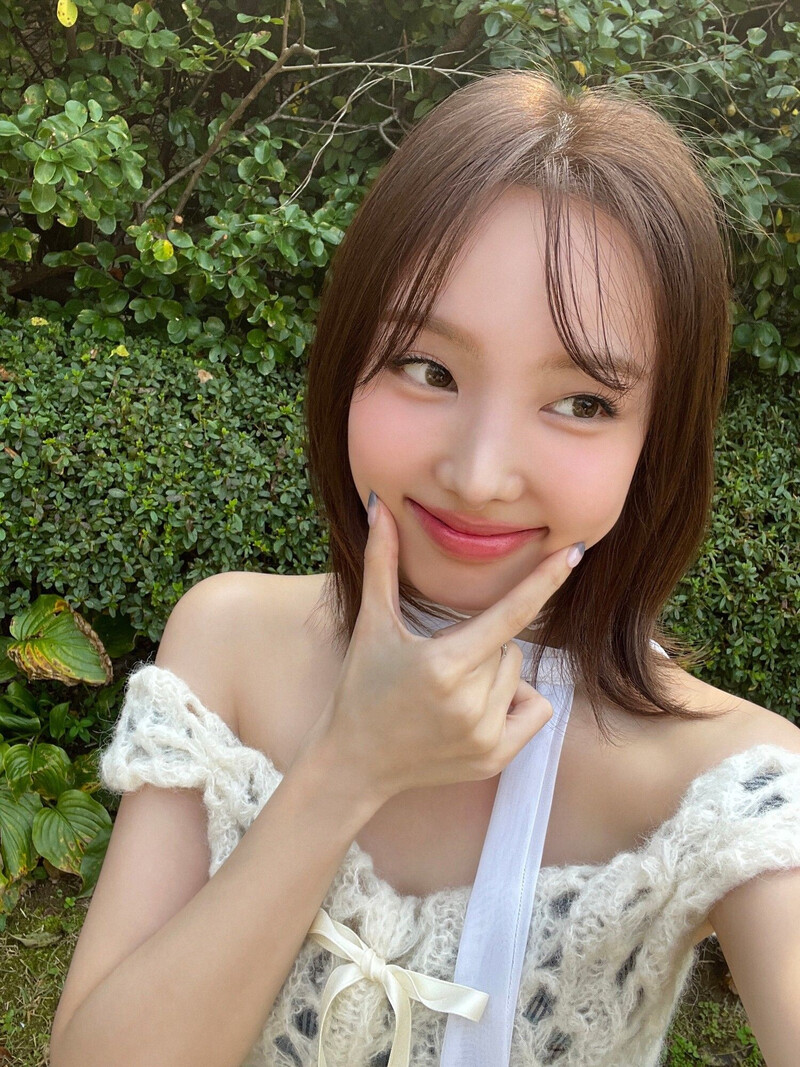 240813 Melon Magazine - TWICE - Exclusive Unreleased Selfie documents 1