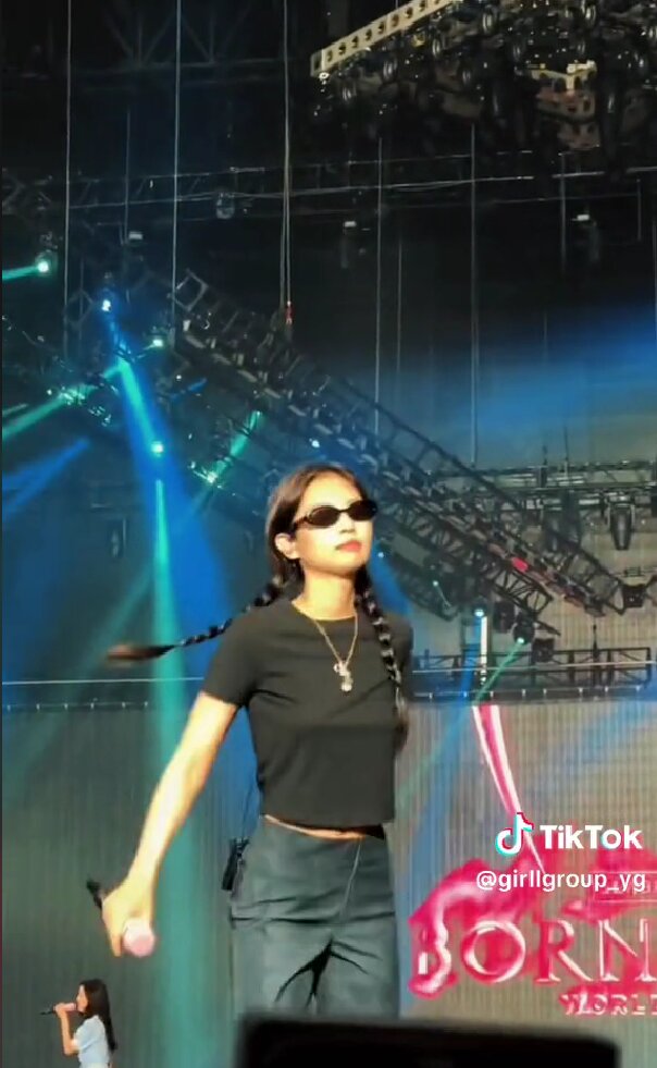 BLACKPINK's Jennie Not Wearing a Bra on Their Singapore Concert
