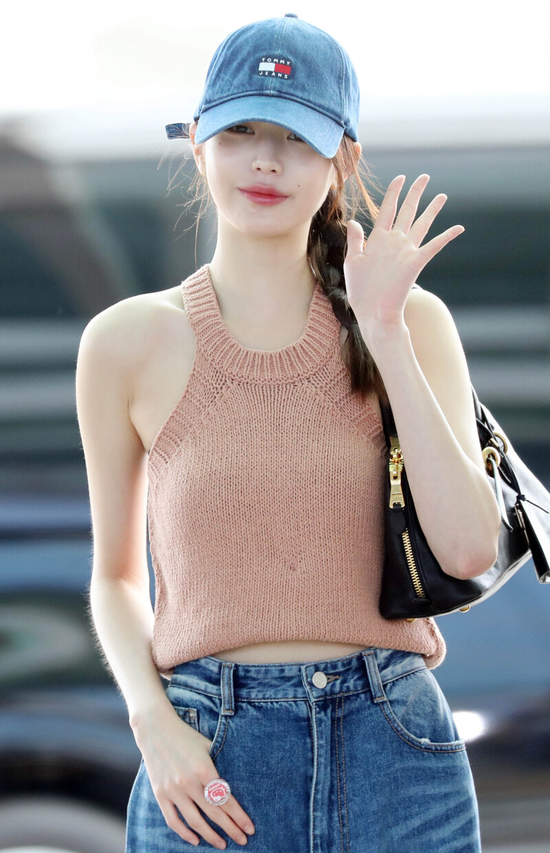 240801 IVE Wonyoung at Incheon International Airport documents 1