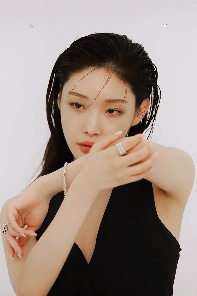210907 MNH Naver Post - Chungha's Vogue Photoshoot Behind documents 12