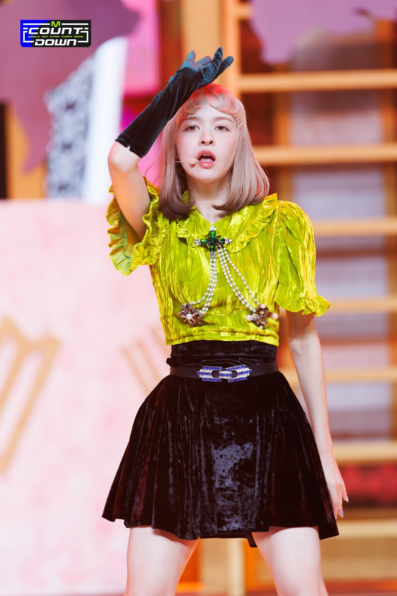 220922 NMIXX Lily - 'DICE' & 'COOL (Your rainbow)' at M COUNTDOWN documents 8