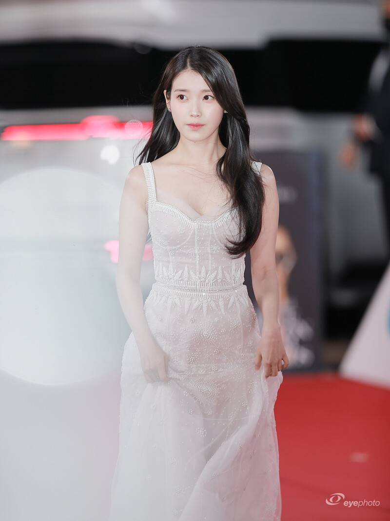 221125 IU at 43rd Blue Dragon Film Awards Red Carpet documents 12