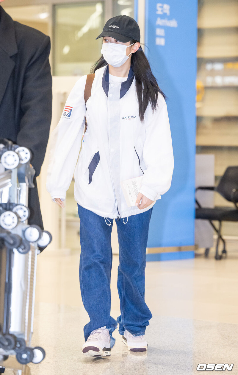 241121 Newjenas Hanni at Incheon International Airport documents 4