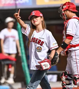 231022 Apink NAMJOO throws first pitch for SSG Landers at 2023 KBO Post Season Match