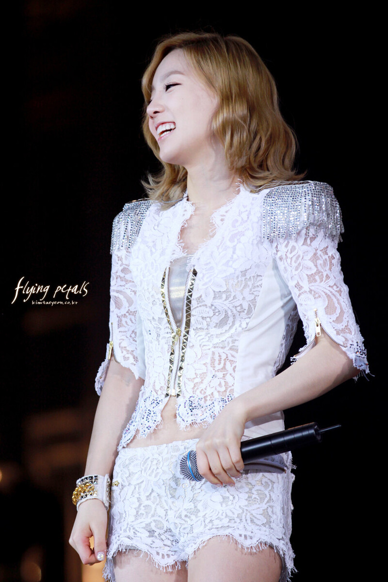 120115 Girls' Generation Taeyeon at 2011 Girls' Generation Tour in Hong Kong documents 25