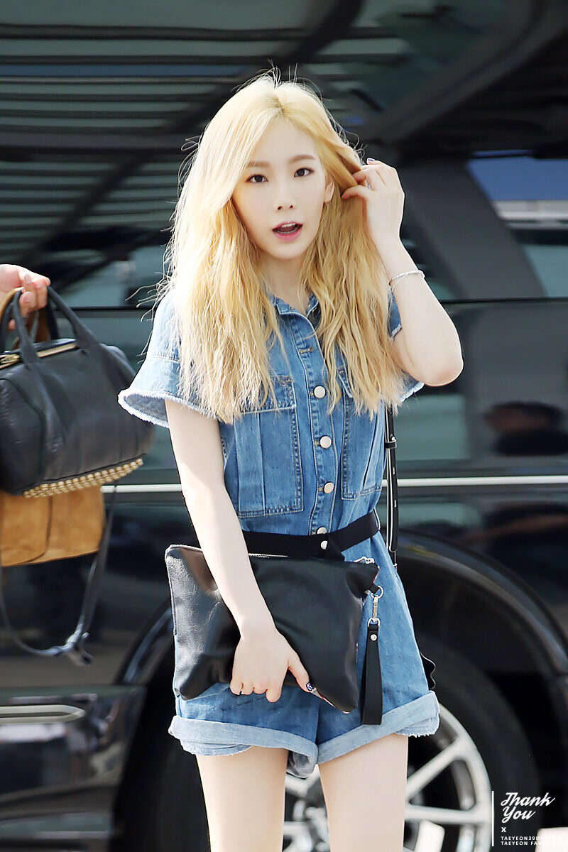 150610 Girls' Generation Taeyeon at Incheon Airport documents 24