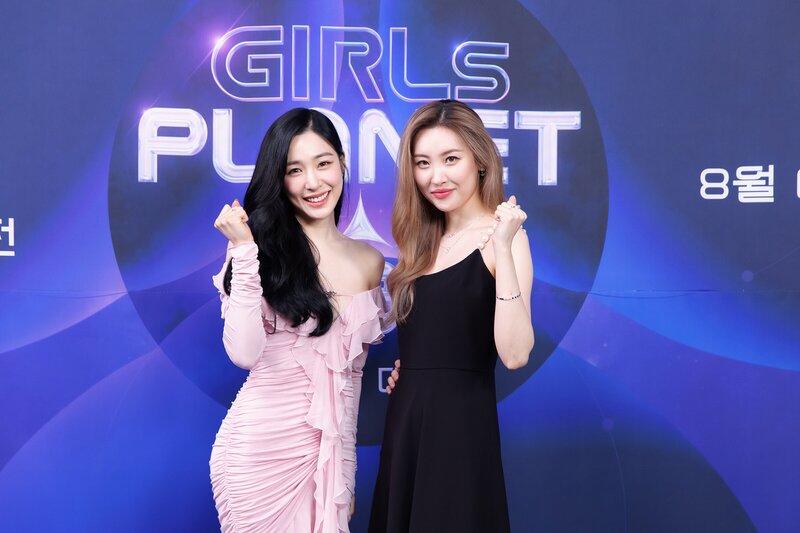 210805 Tiffany & Sunmi at Girls Planet 999 Press Conference documents 1