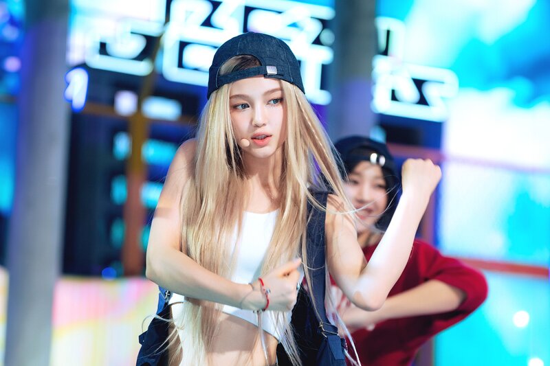240526 NewJeans Danielle - ‘How Sweet’ and 'Bubble Gum' at Inkigayo documents 5