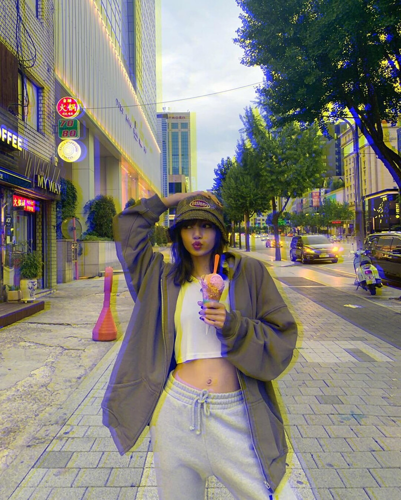 190811 LISA Instagram Update documents 2