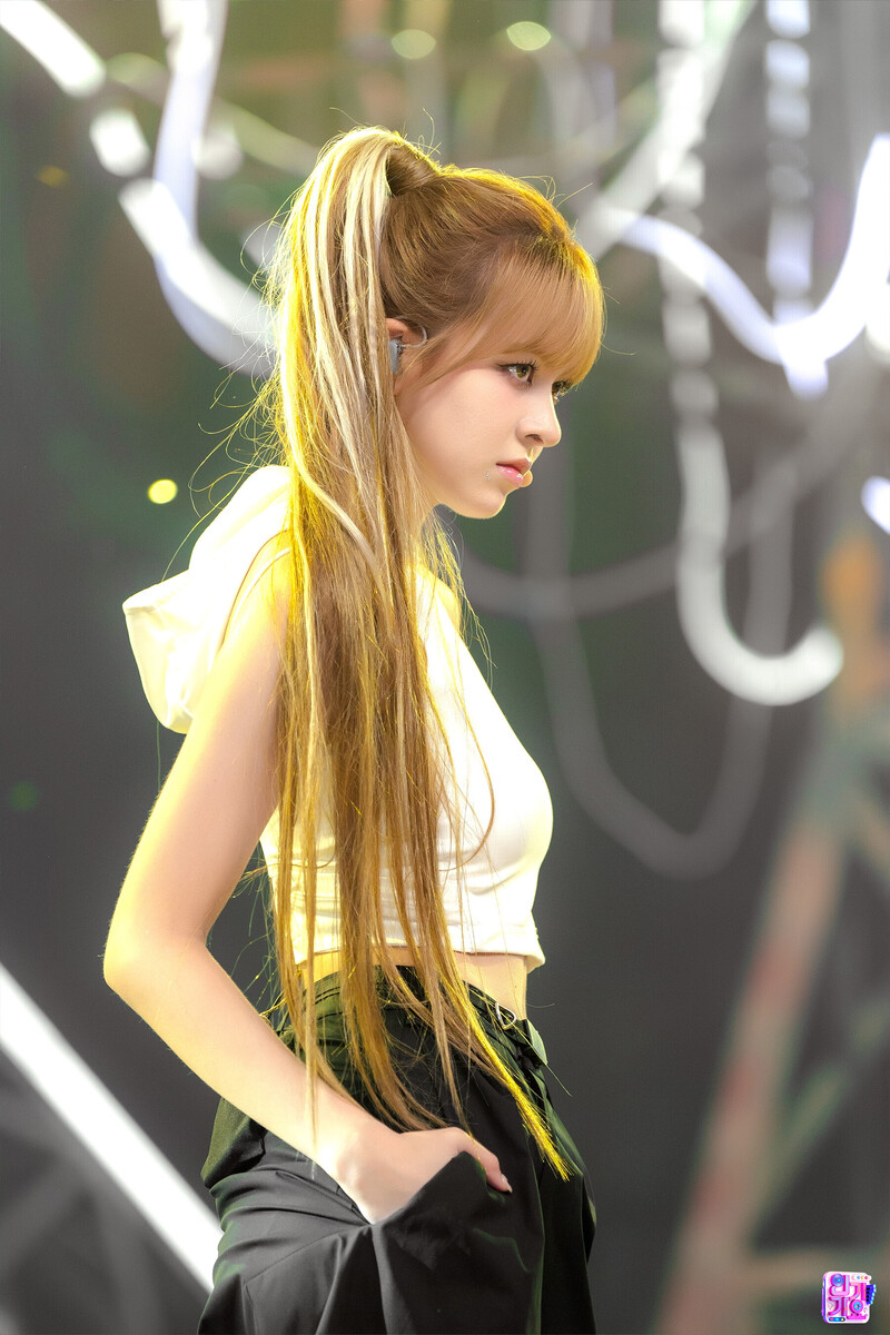 240825 NMIXX Lily - 'See that?' at Inkigayo documents 1