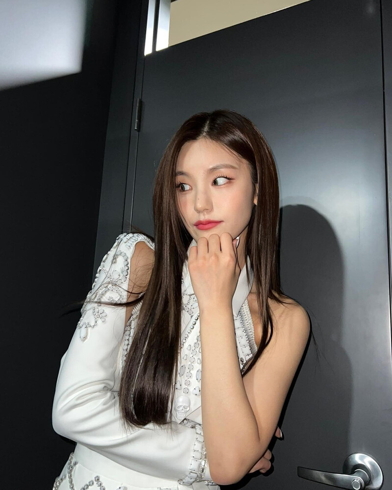 221008 ITZY Instagram Update - Yeji - The Fact Music Awards documents 10