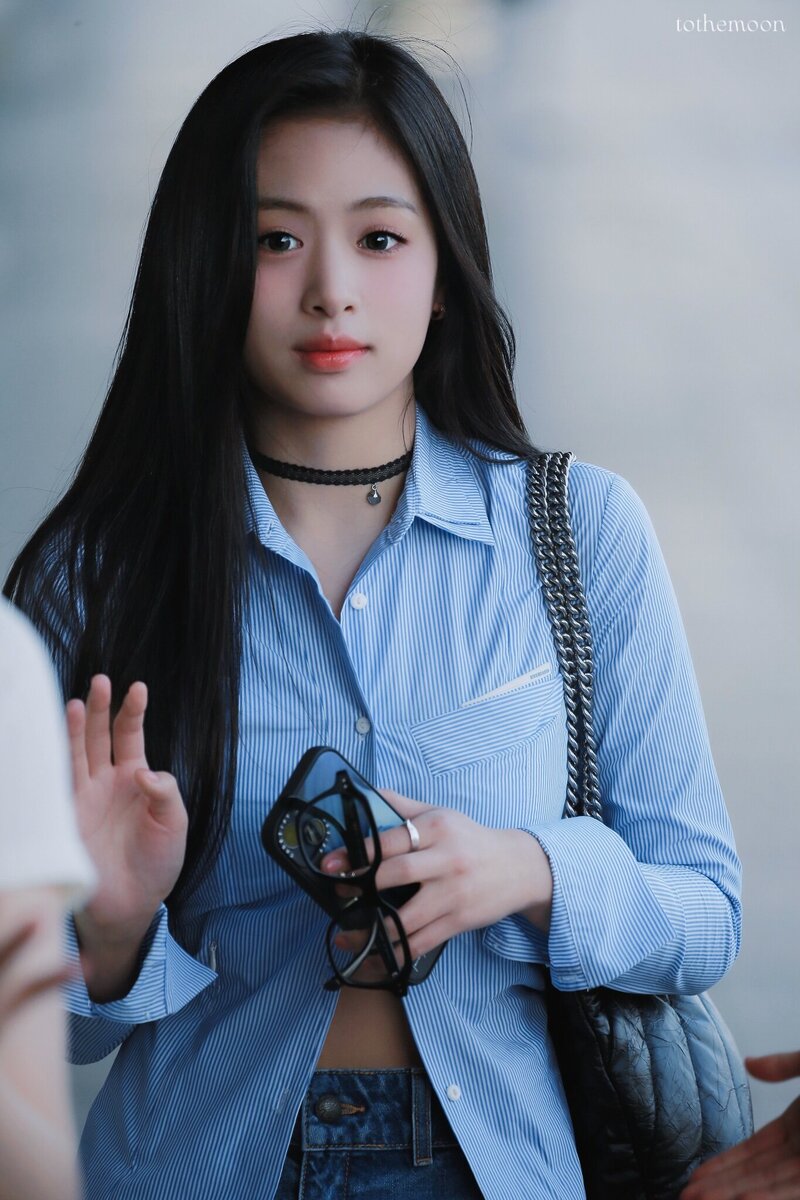 240509 BABYMONSTER AHYEON AT GIMPO AIRPORT documents 3