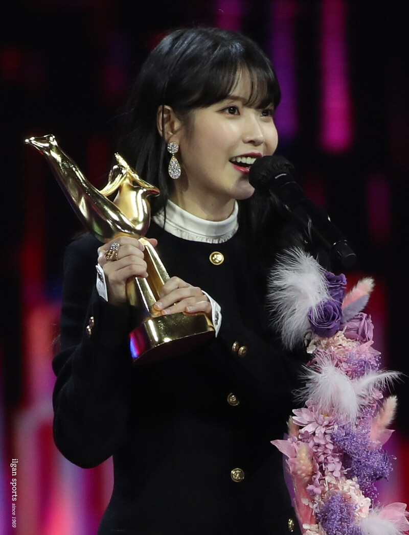 220108 IU at Golden Disc Awards documents 4