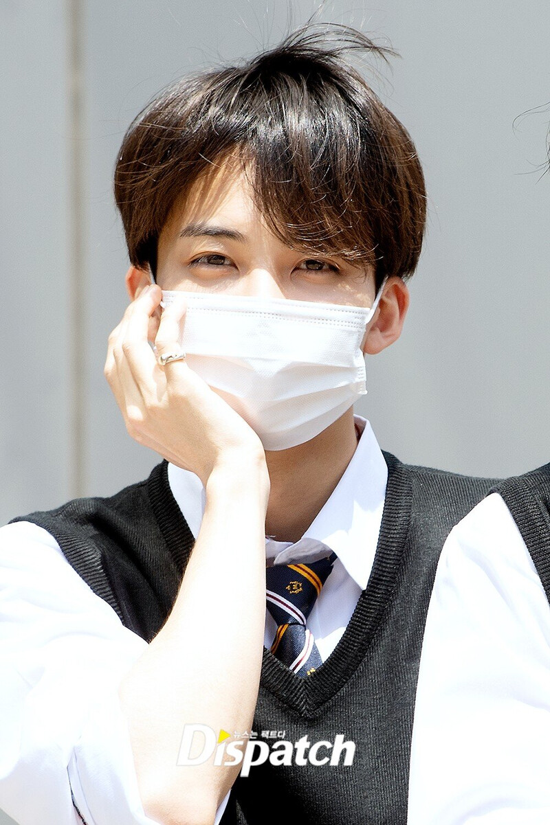 220512 Seventeen's Jeonghan on the Way to 'Knowing Bros' Filming documents 1