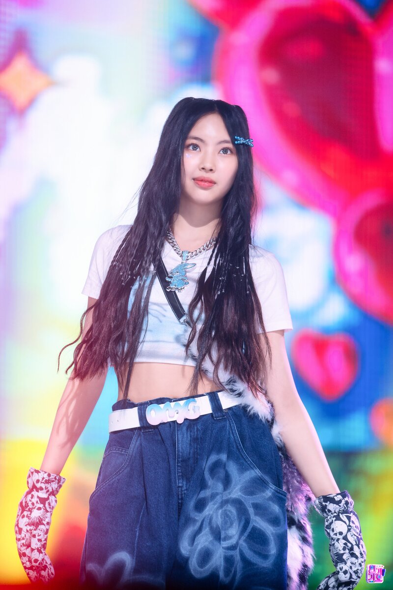 230129 NewJeans Hyein 'OMG' at Inkigayo documents 13