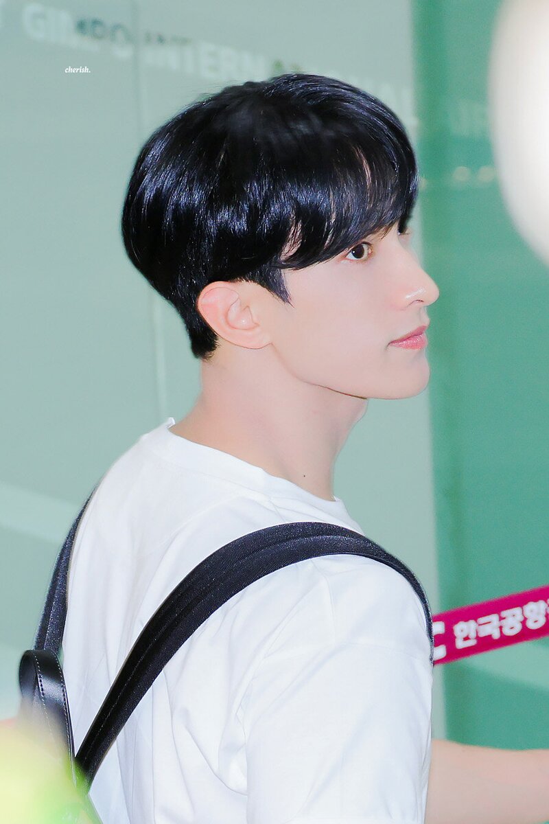 230817 DK at the Gimpo International Airport documents 4