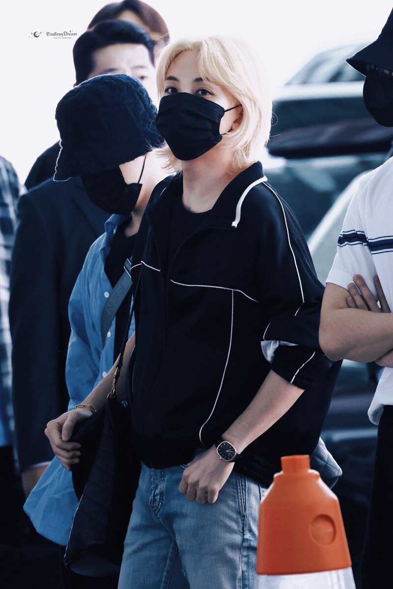 240625 SEVENTEEN Jeonghan at Incheon International Airport documents 5