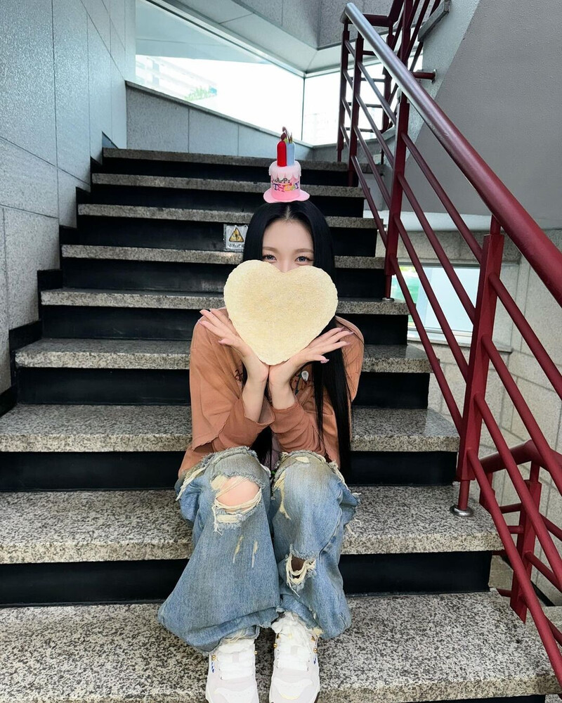 240901 YOUNG POSSE Instagram Update with YEONJUNG documents 2