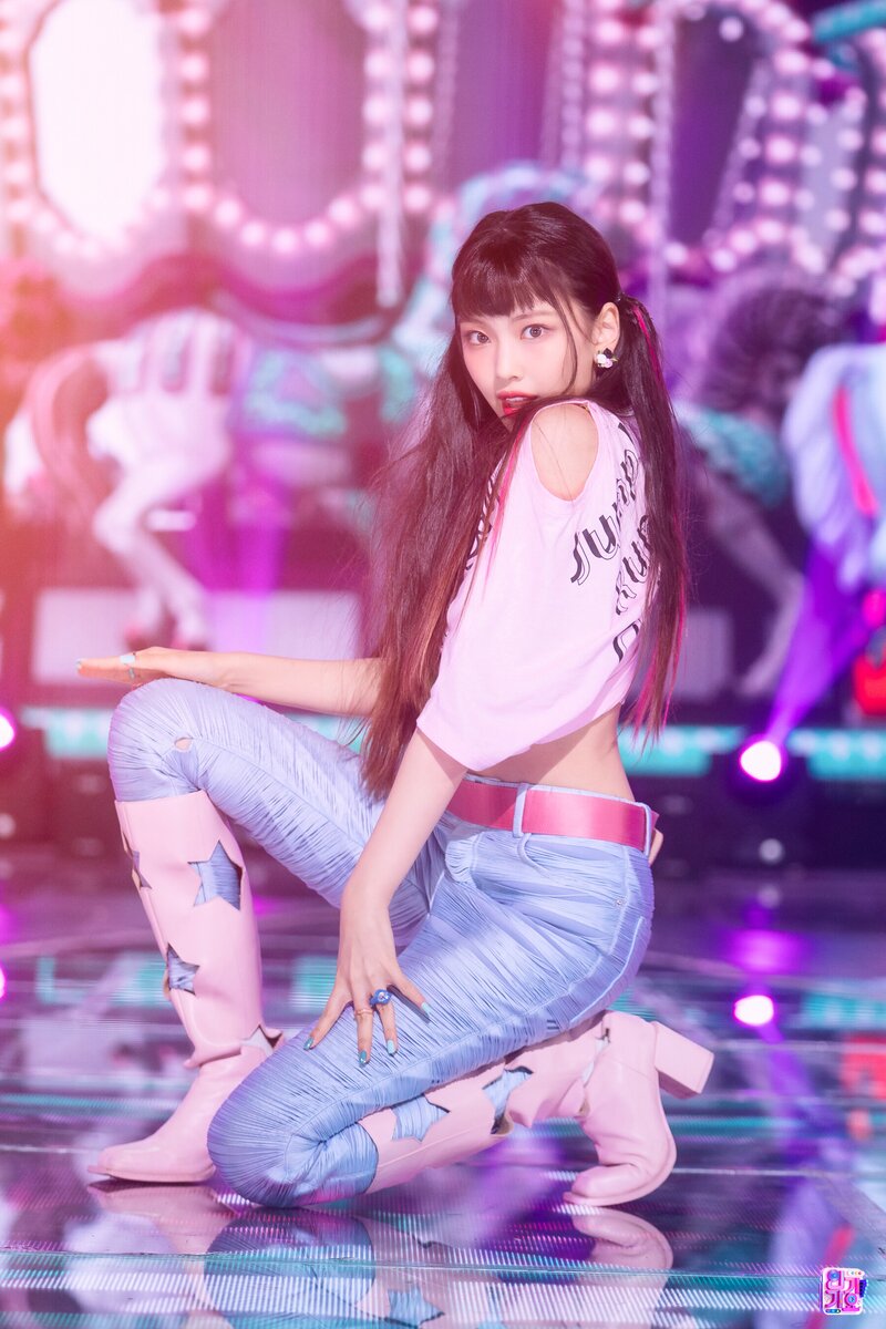 220821 NewJeans Hyein - 'Attention' at Inkigayo documents 10