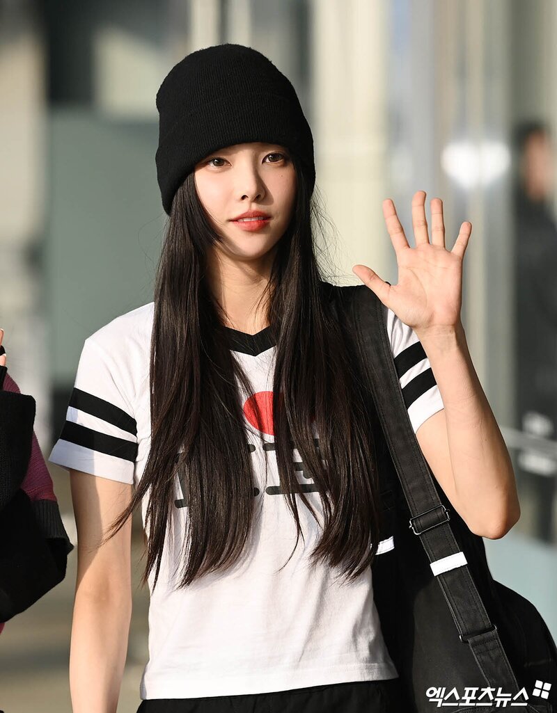 240430 ILLIT Yunah at Gimpo International Airport documents 6