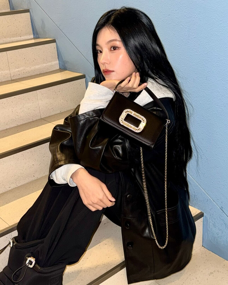 241212 - ITZY Instagram Update with YEJI documents 5