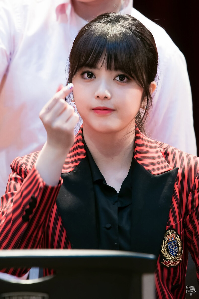 180302 Weki Meki Suyeon at 'Lucky' Noryangjin Fansign documents 2