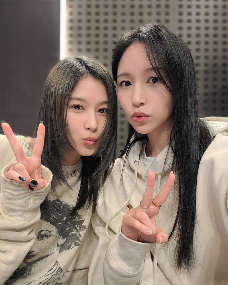 230313 Heize's Volume Up Instagram Update with TWICE's Sana & Mina documents 8
