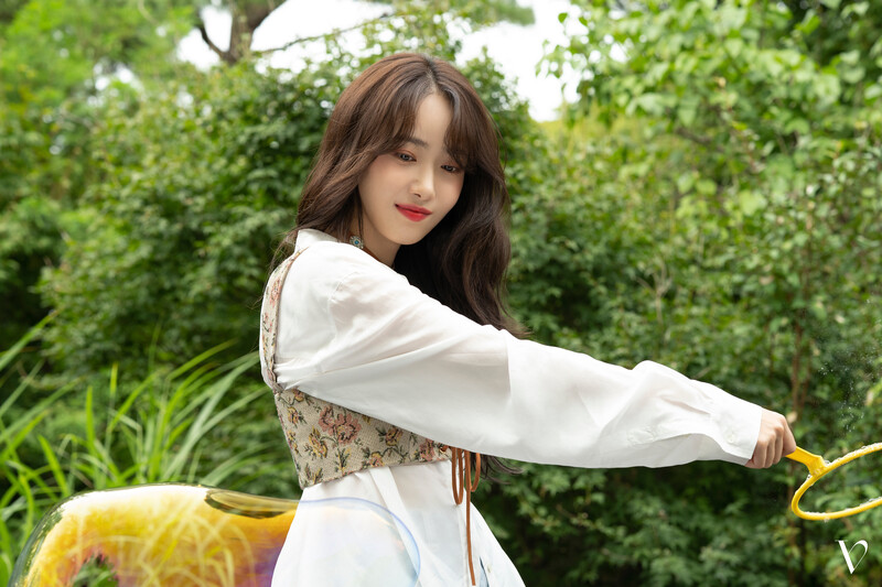 230608 VIVIZ - 2023 Season's Greetings 'a Vivacious Girls Club' Behind The Scenes documents 5