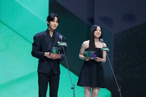 221126 Sejeong and Actor Ahn Hyo-seop at Melon Music Awards