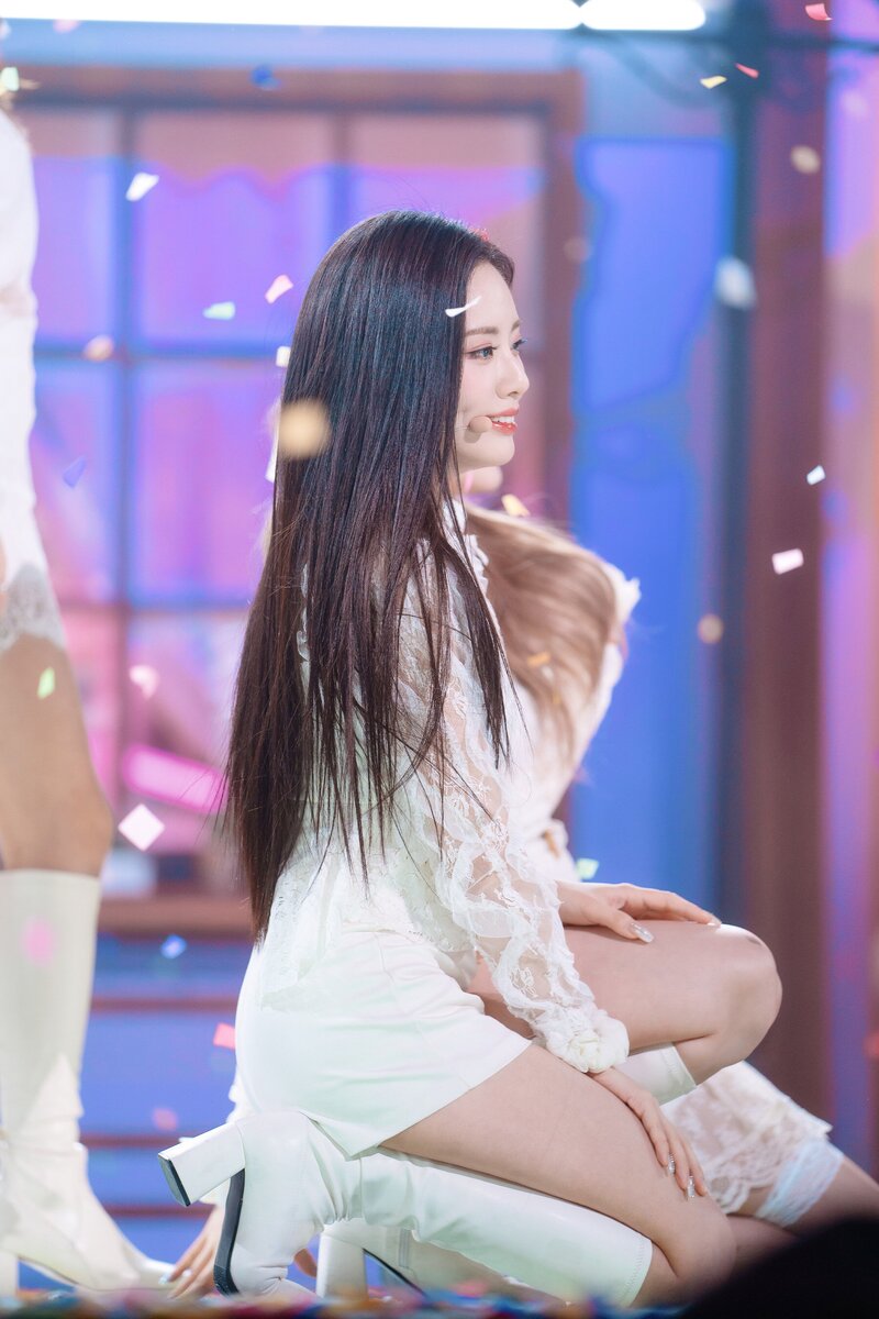 220123 fromis_9 Jiwon - 'DM' at Inkigayo documents 6